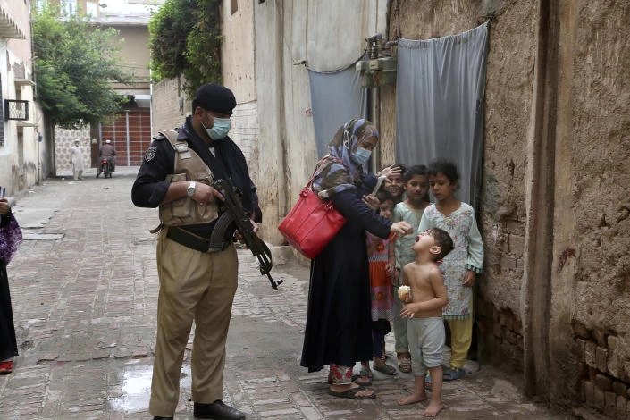 Gunmen kill cop guarding polio vaccination team in Dera Ismail Khan